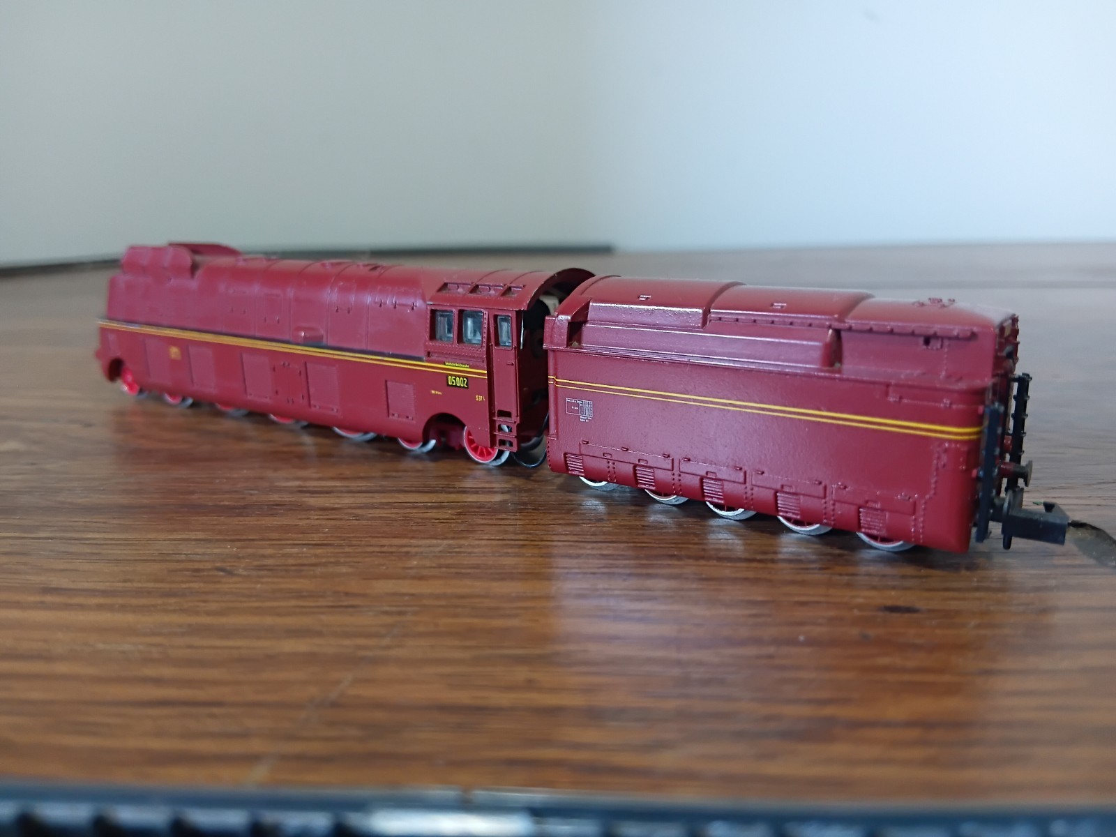 N Scale 2217 Arnold BR 05 002 Steam Locomotive 4-6-4