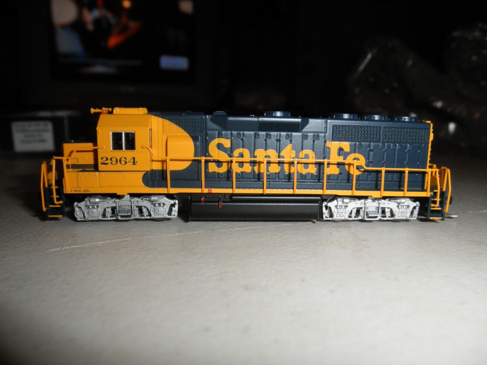 Sante Fe GP-40 – Blue/yellow w/ DCC & sound