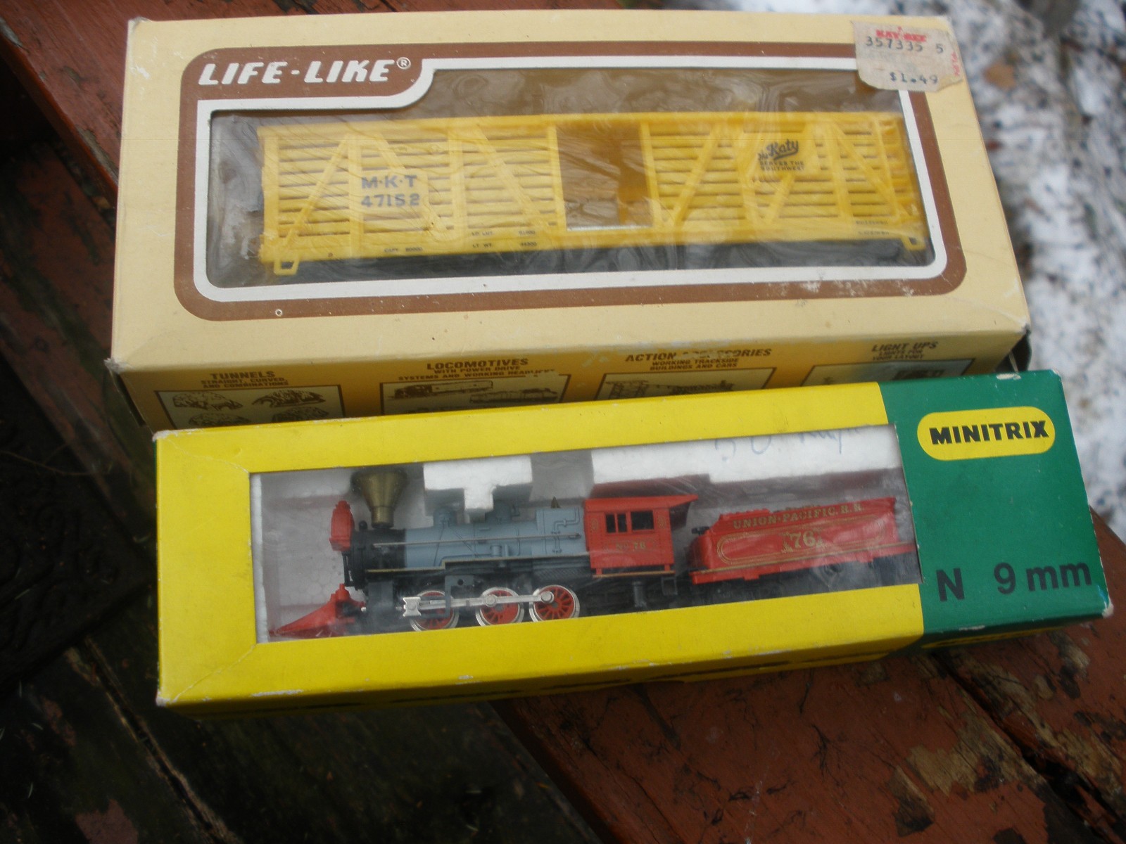Minitrix #76 9mm & Life Line Train
