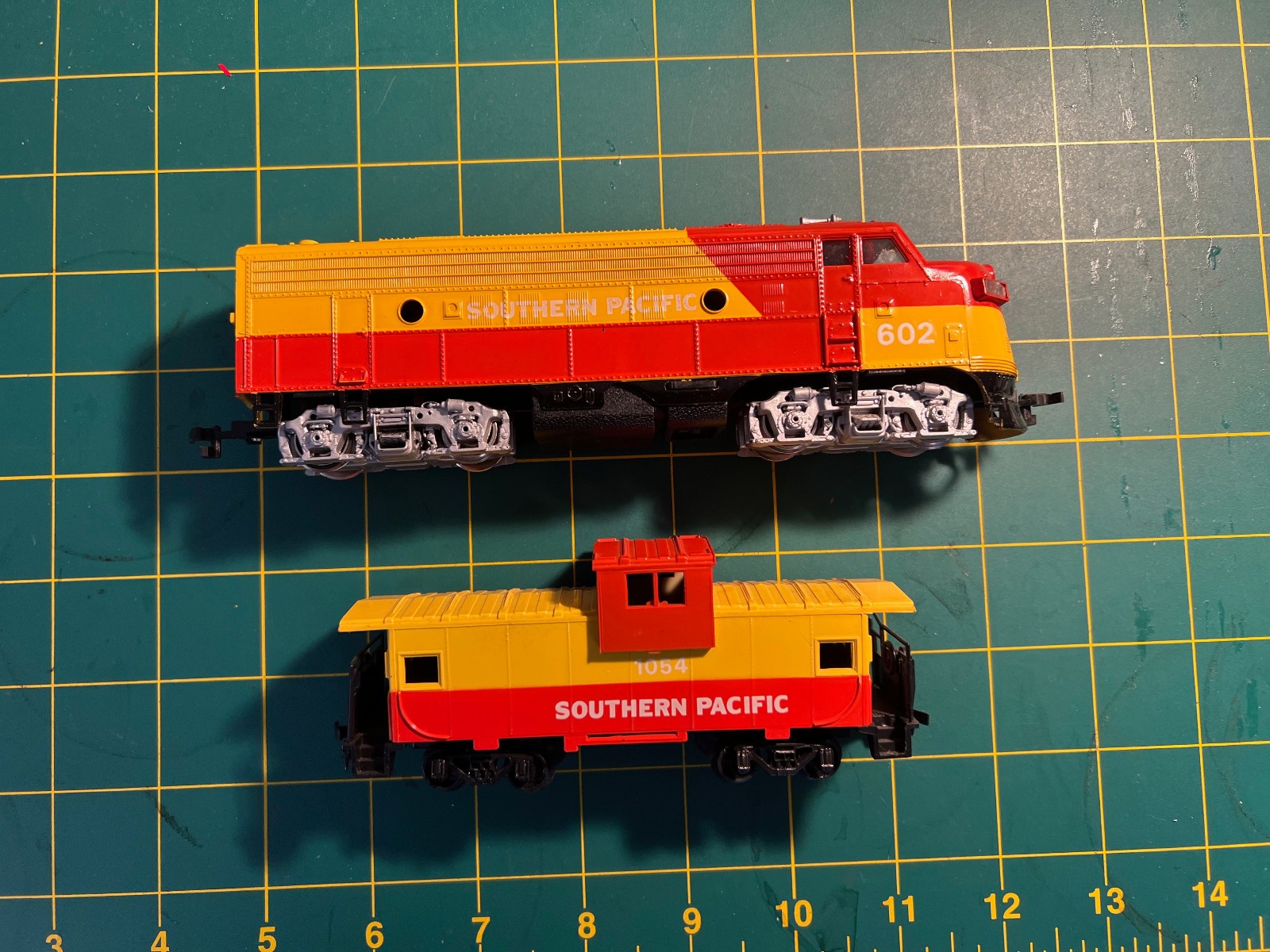 Bachmann HO F-9 diesel & Caboose Southern Pacific 602 Orange/Red Merger Scheme