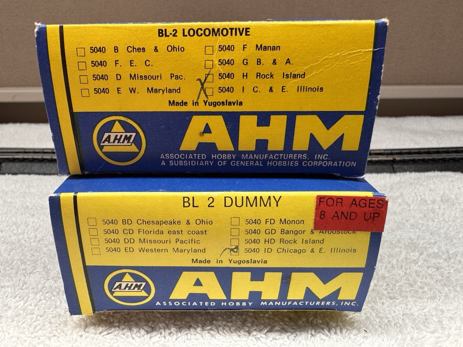 AHM 5040 HO Scale Chicago and Eastern Illinois 1600 BL-2 Diesel Locomotive Pair