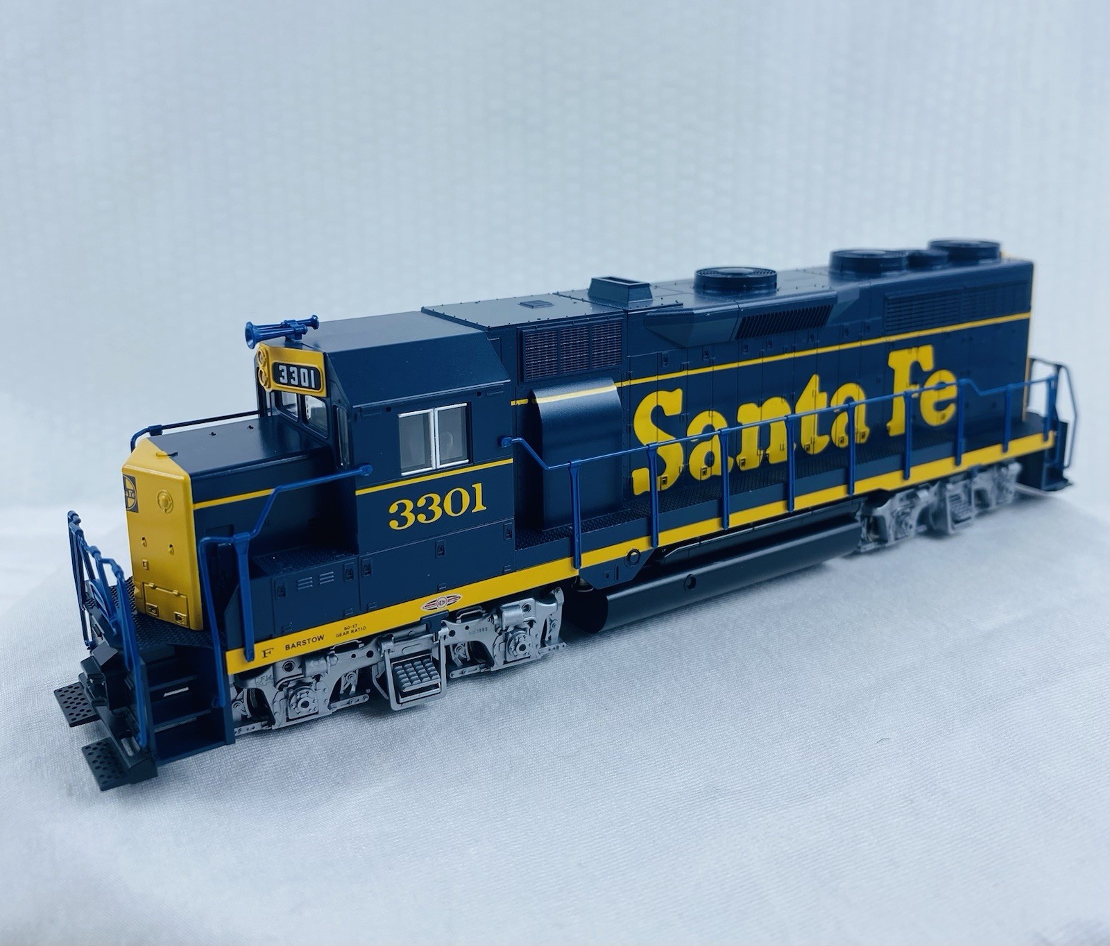 Kato HO Scale 37-3021 with DB EMD GP35 Phase Ia AT&SF Dress Blue 3301 Locomotive