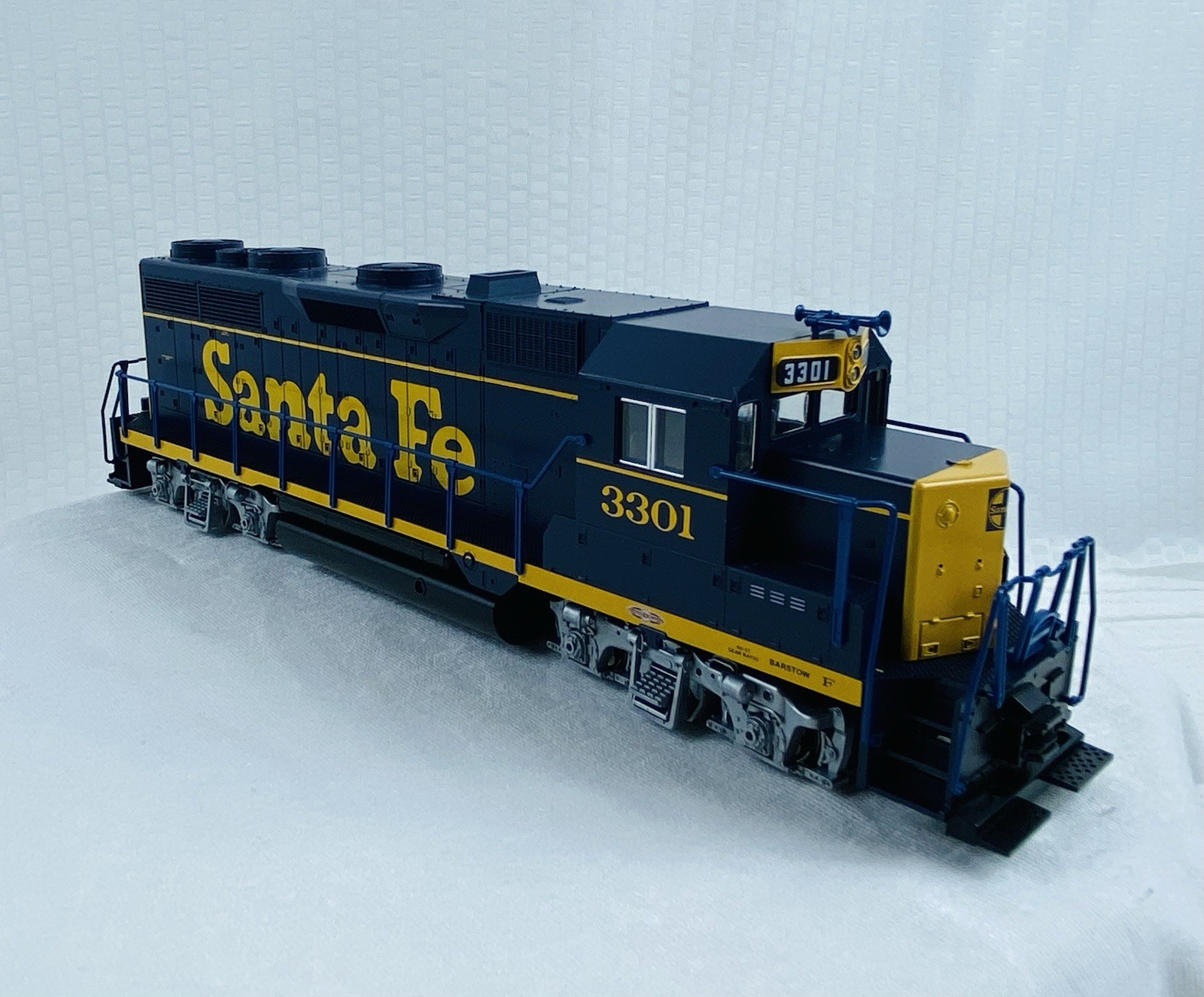 Kato HO Scale 37-3021 with DB EMD GP35 Phase Ia AT&SF Dress Blue 3301 Locomotive