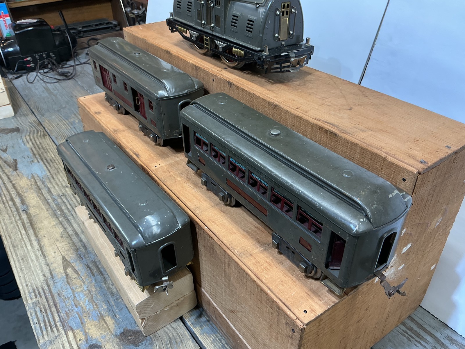 Lionel Standard Gauge #10 ENGINE and 3 Passenger Cars RUNS GOOD