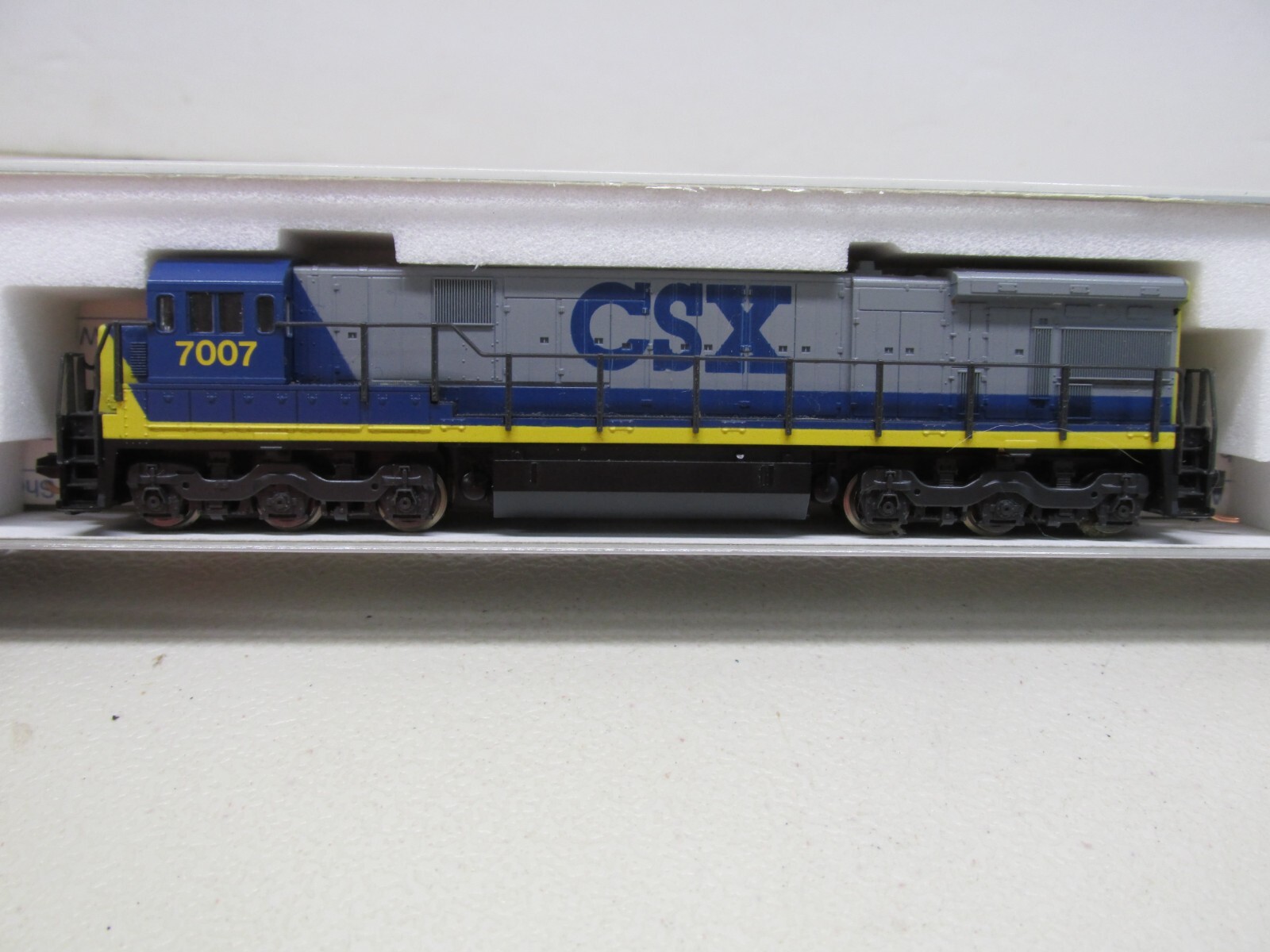 KATO # 176-308~ CSX C30-7 POWERED LOCOMOTIVE # 17007~ N SCALE