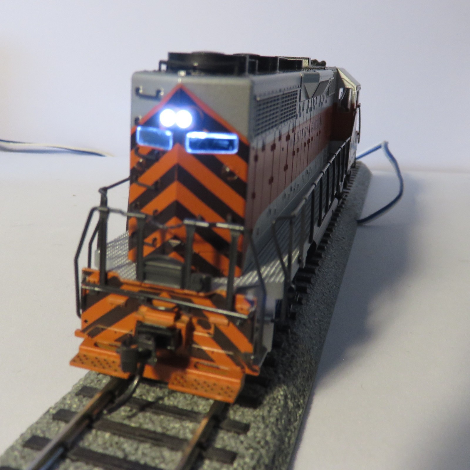 Kato HO Western Pacific #3009 GP-35 DCC, Directional LED Lights, Kadee Couplers