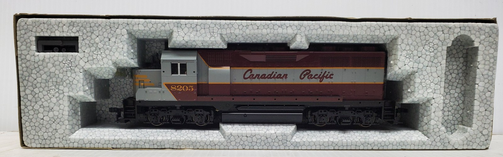 KATO 37- 024 GP35 Canadian pacific #8205 with DB