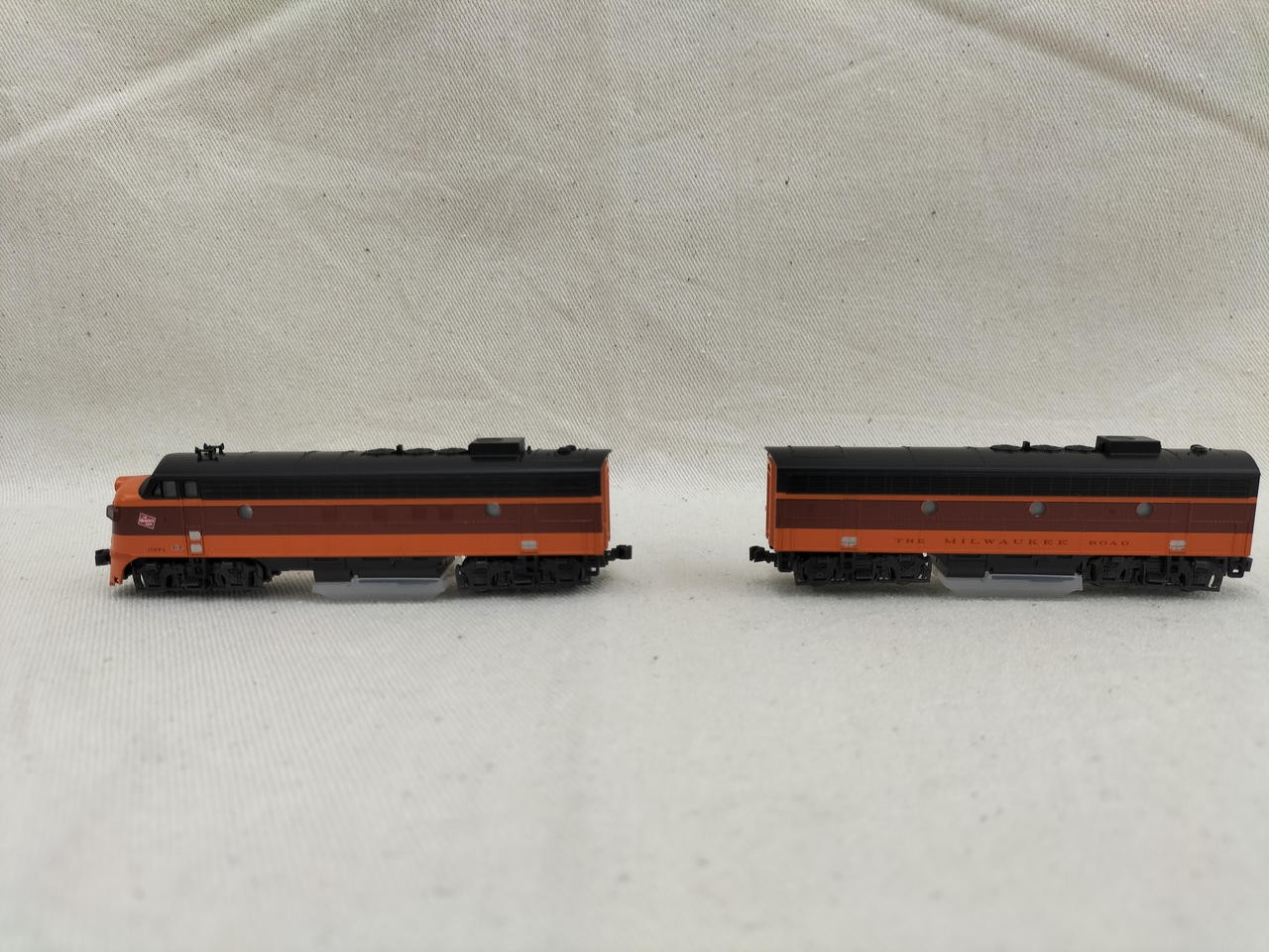 KATO 10755-2 EMD FP7A+F7B Milwaukee Road 2-Car Set