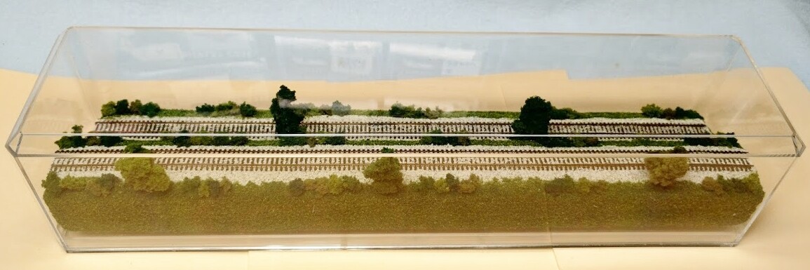 Z SCALE 16″ 2-LEVEL TRACK -SUMMER SCENE-DISPLAY CASE-FOR ANY Z TRAIN