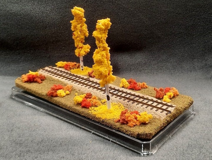 HOn3 SCALE 9″ SINGLE TRACK DISPLAY CASE – FALL FOILAGE SCENE- FOR ANY HOn3