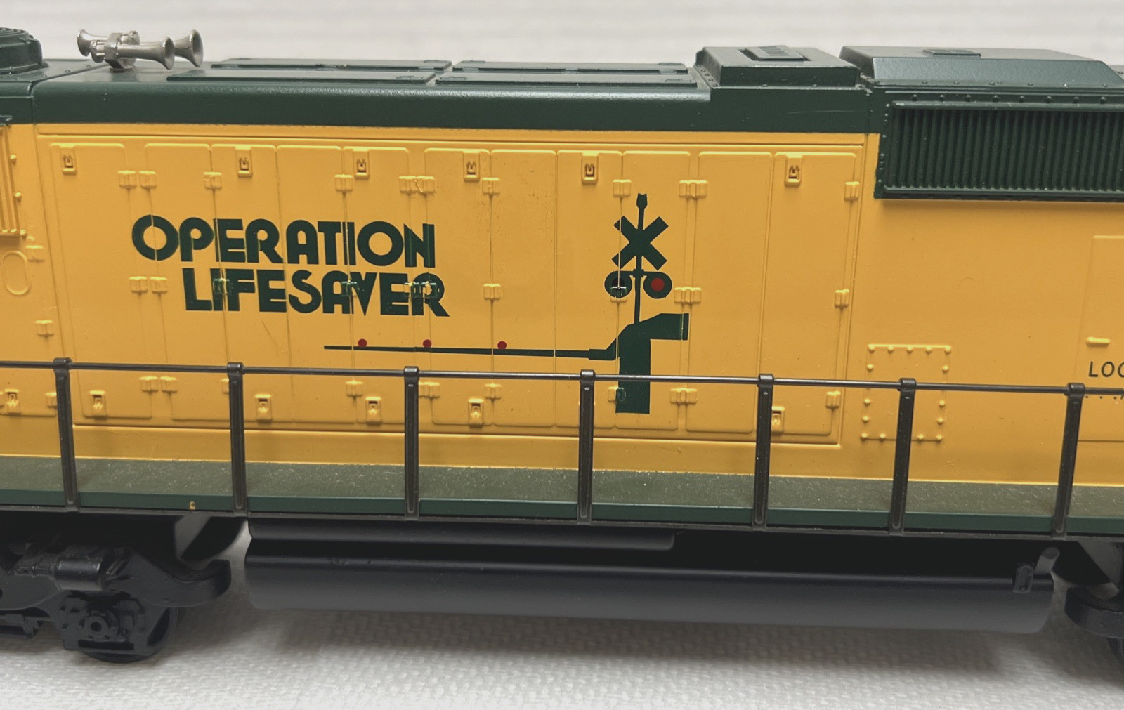 MTH MT-2047LP CHICAGO NORTHWESTERN #8061 EMD SD60M DIESEL W/PROTO-SOUND. NO BOX.