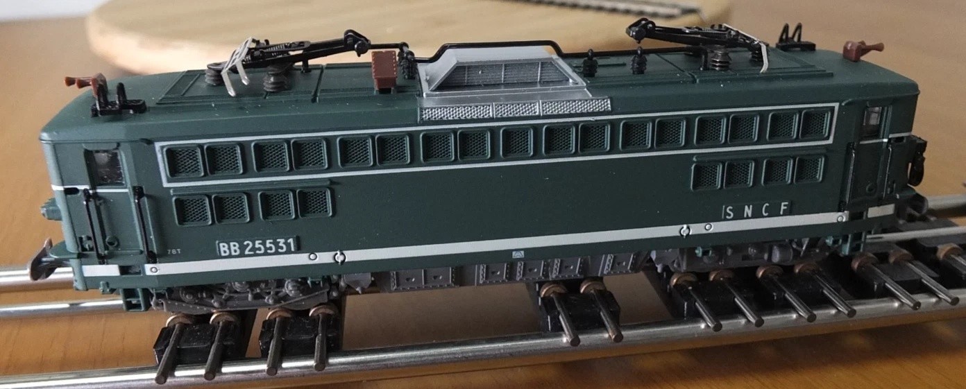 Jouef 8362 HO gauge SNCF BB 25500 electric loco in green livery