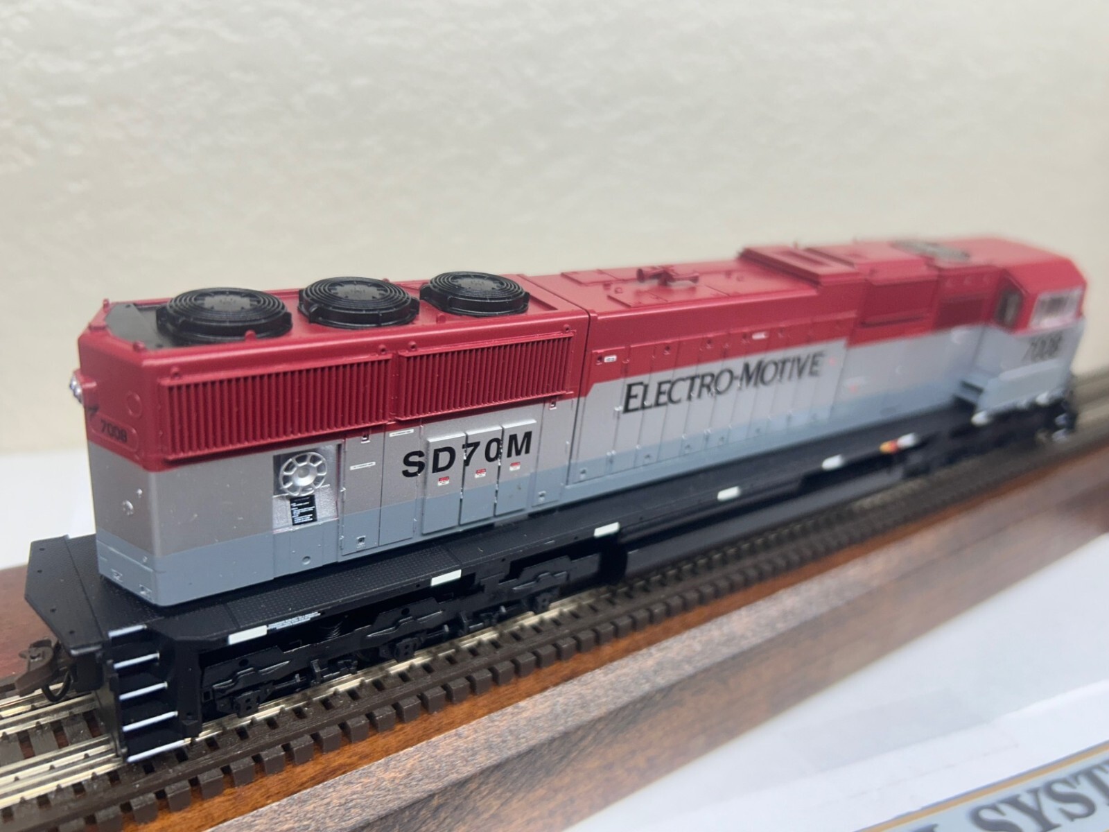 EMD LEASING #1 – SD70M DEISEL LOCO – DC/DCC Ready – HO Scale -“GENESIS” NEW OOP