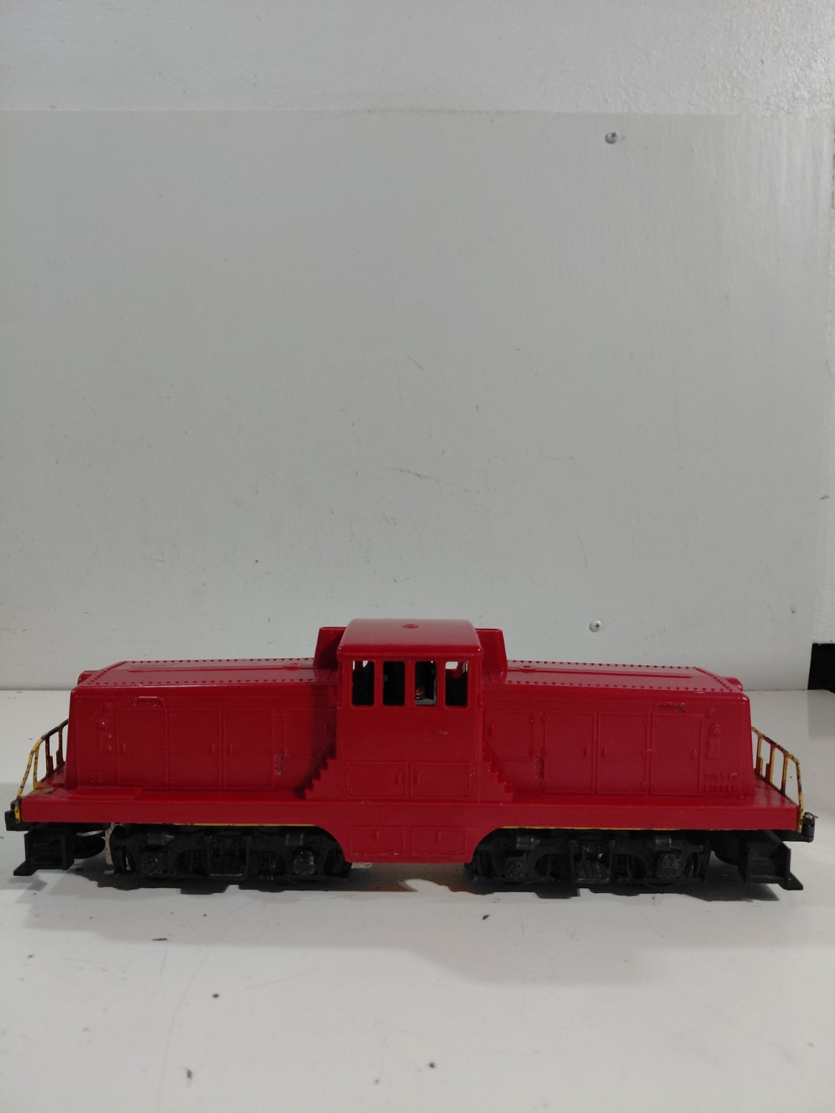 Lionel Train O Gauge Model Railroad Red GE 44 Ton Diesel Switcher Engine