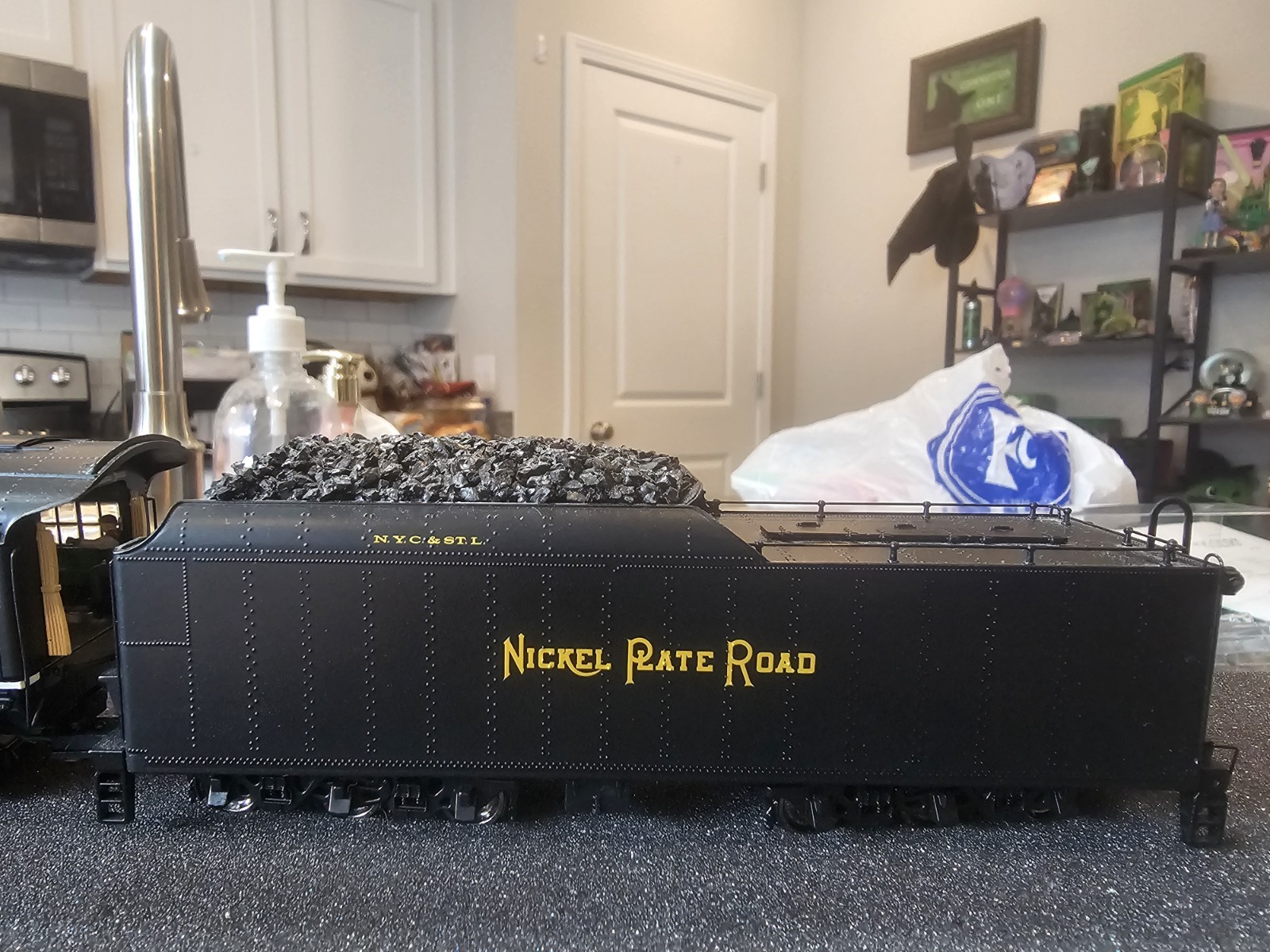 Ho Scale MTH Nickel Plate Road 2-8-4 # 765 With Whistle Smoke