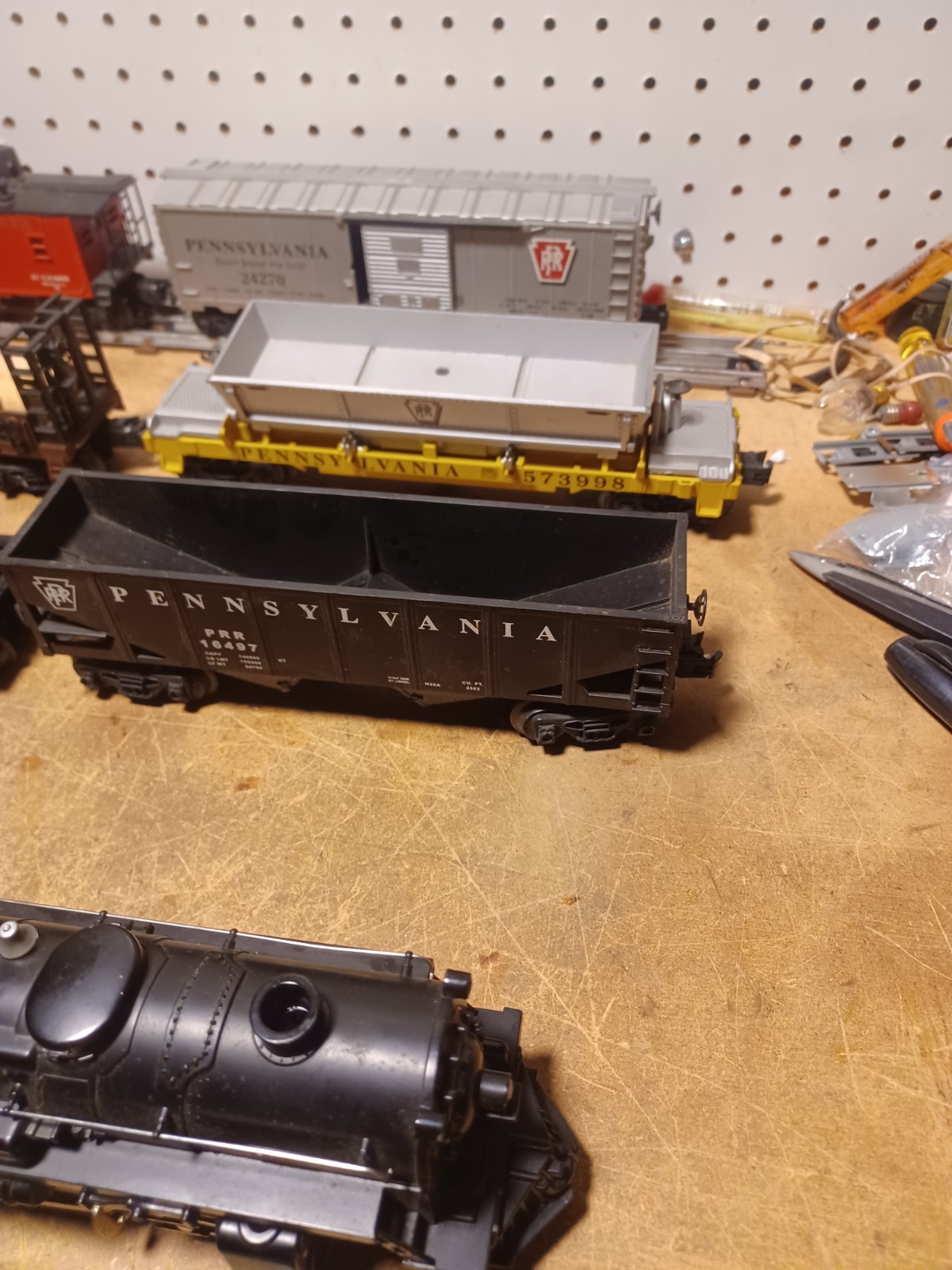 Lionel Cast Metal Steam Engine and Tender and Cars and Caboose O Gauge