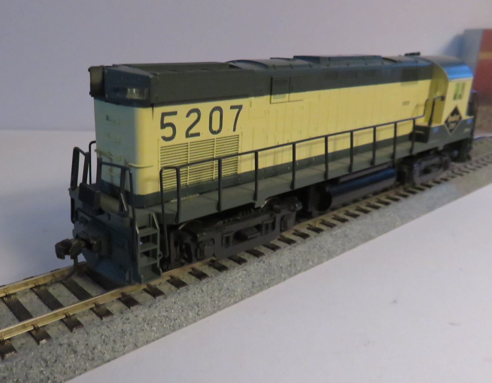 Atlas/Kato HO Reading Alco C424, DC/DCC, Directional LED Lights, Kadee Couplers