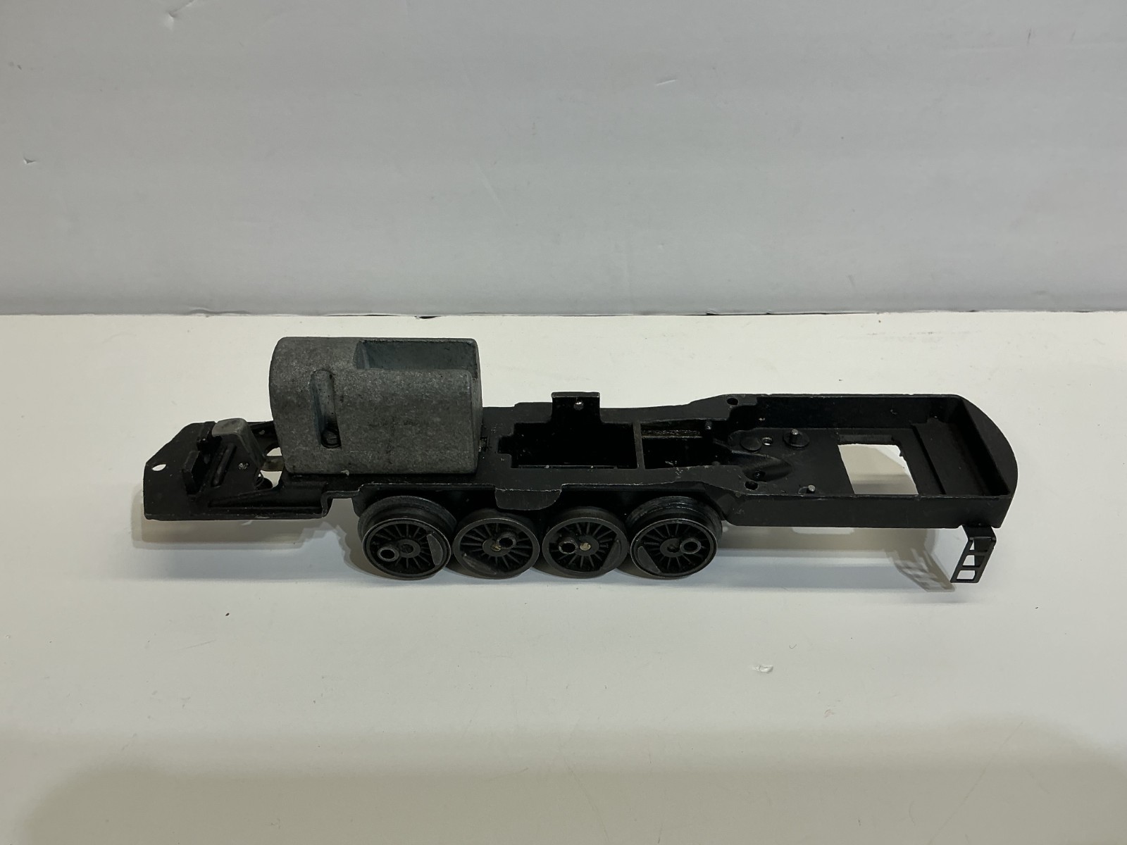 LIONEL #681 TURBINE FRAME W/WEIGHT/STEPS/WHEELS