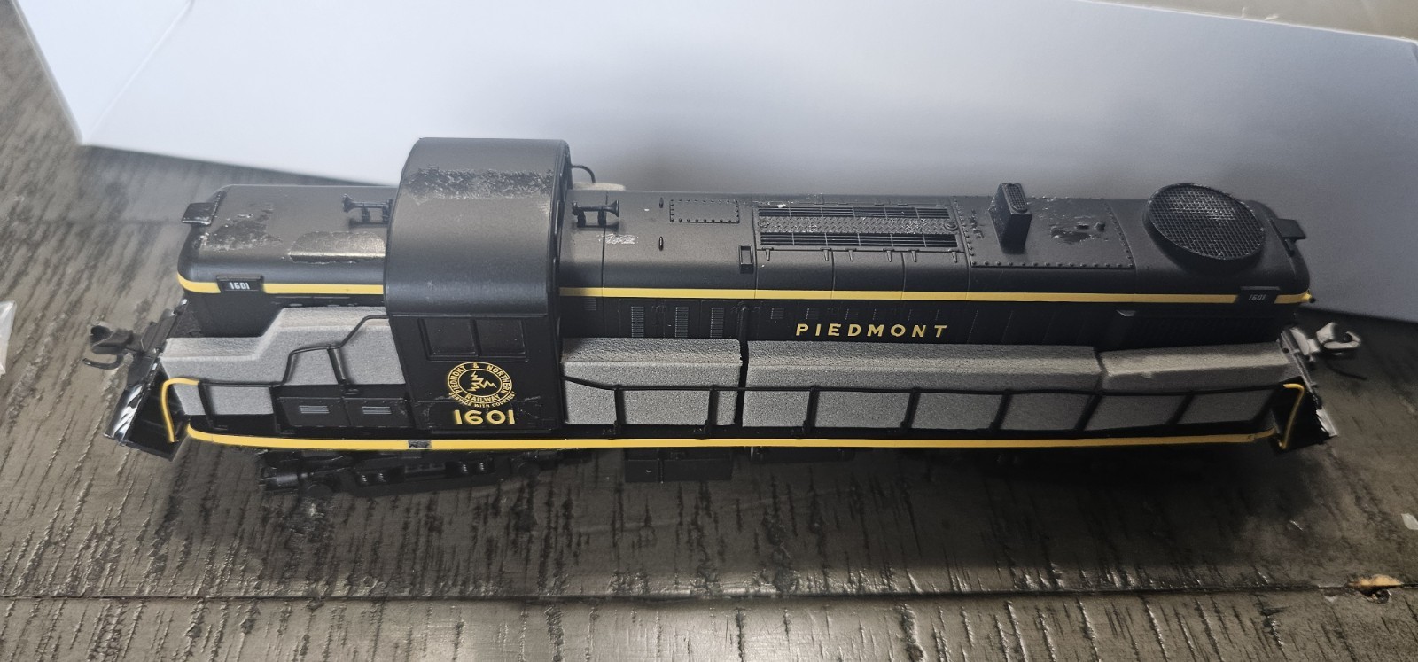 Atlas Classic Series 10000522 HO RS-3 Locomotive Piedmont & Northern #1604 Dmg
