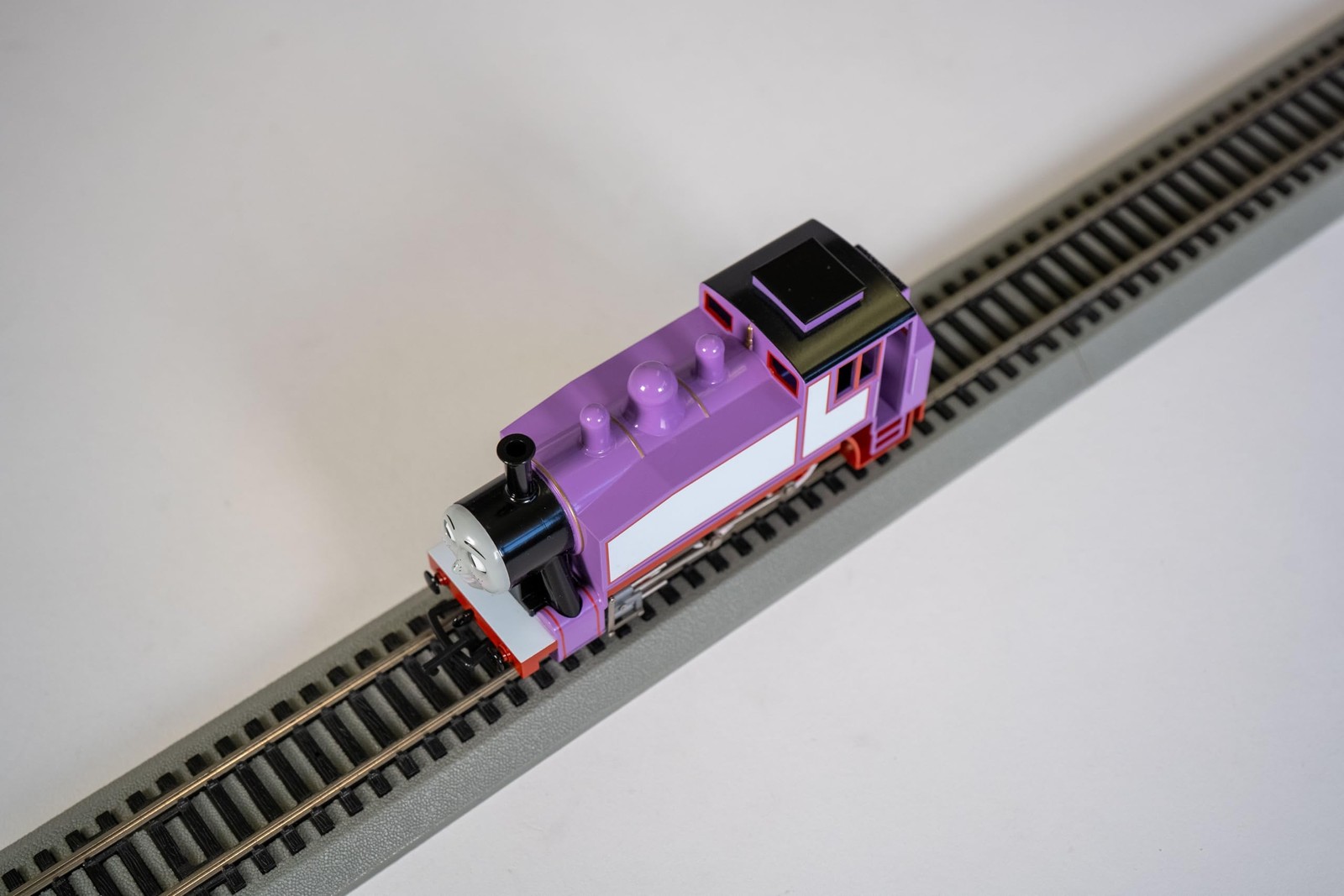 Bachmann HO Gauge Thomas the Tank Engine Rosie 28-58816 Steam Locomotive Model,