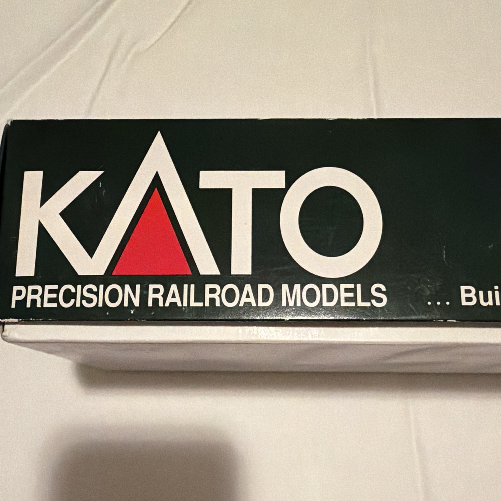 KATO HO GE C44-9W Dash 9 Santa Fe Diesel Locomotive DC Analog 37-6157