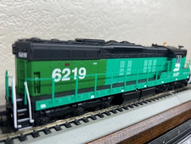 BURLINGTON NORTHERN PATCH SD9 HIGH HOOD LOCO- DCC – HO Scale “QUANTUM SOUND” NEW