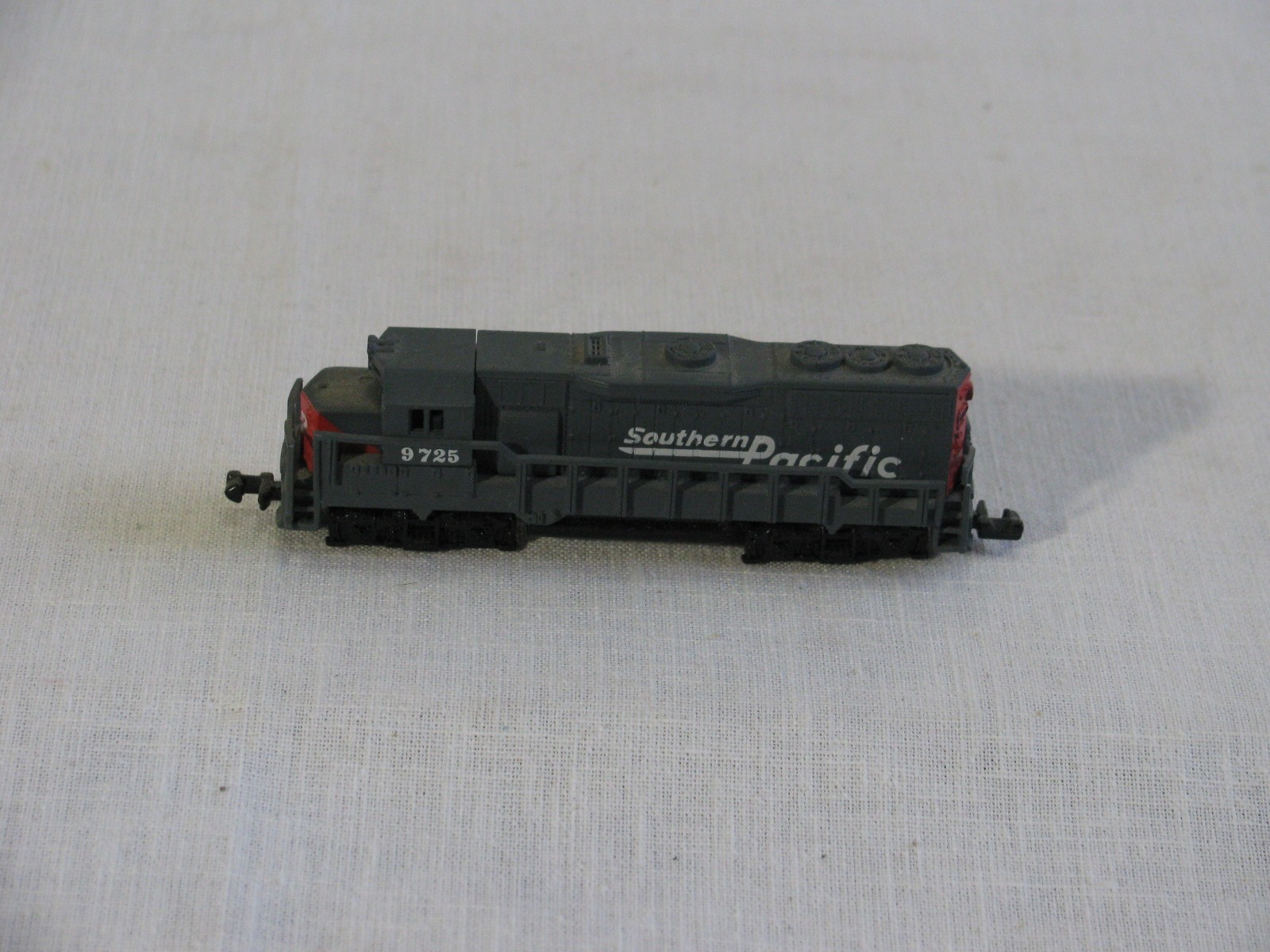 N Scale High Speed Diesel Locomotive 418, Southern Pacific #9725, Unpowered r