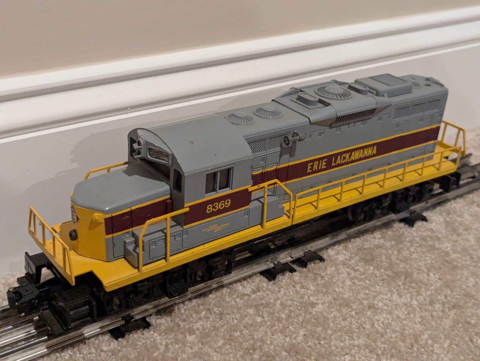 Lionel 6‑8369 Erie Lackawanna GP‑20 Diesel Locomotive – Good Condition – w/Box