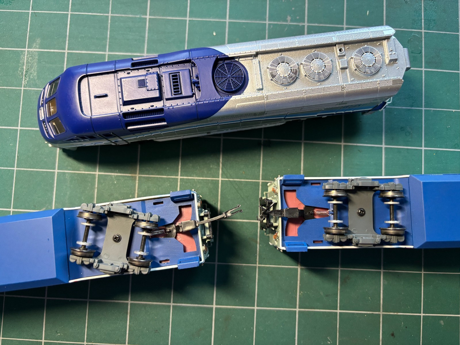 Athearn HO 2618 AMT F59PHI Powered Loco 1325 w 2 Bachmann Double Desk Coach Cars