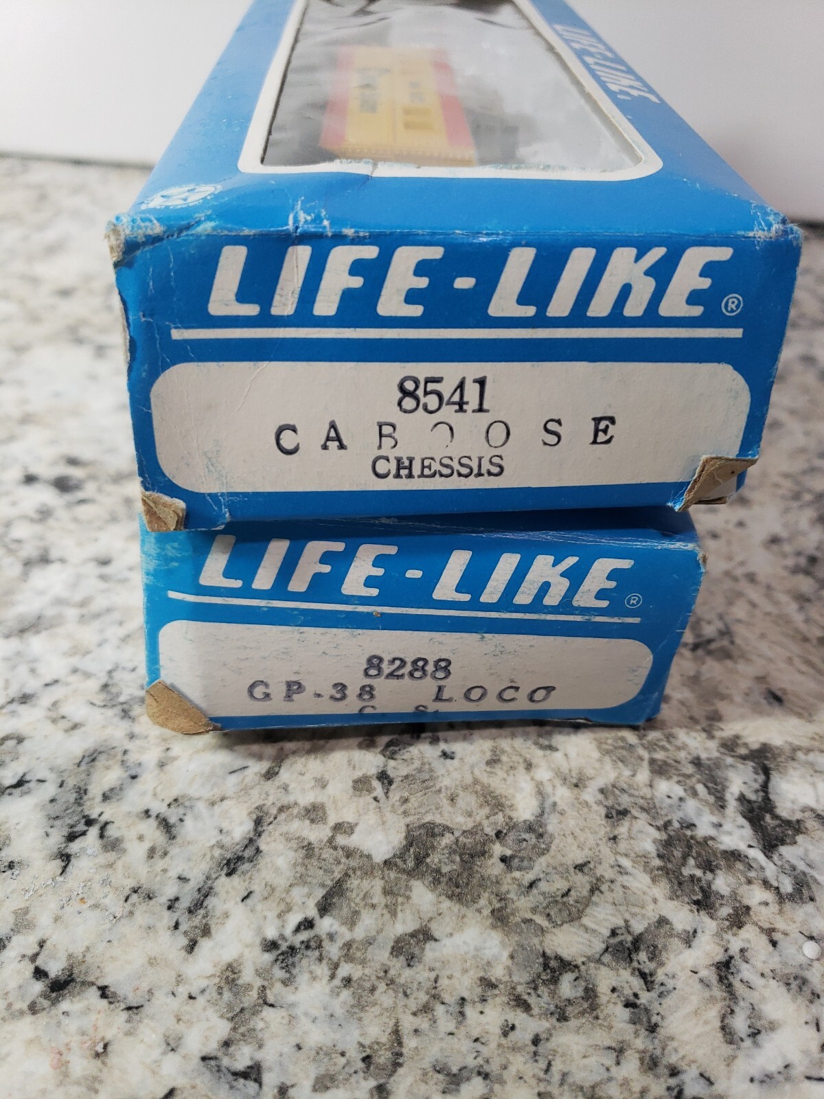 As is Life-Like HO 4810 Engine GP-38 Loco Chessie System B&O 8288 Caboose WM1872