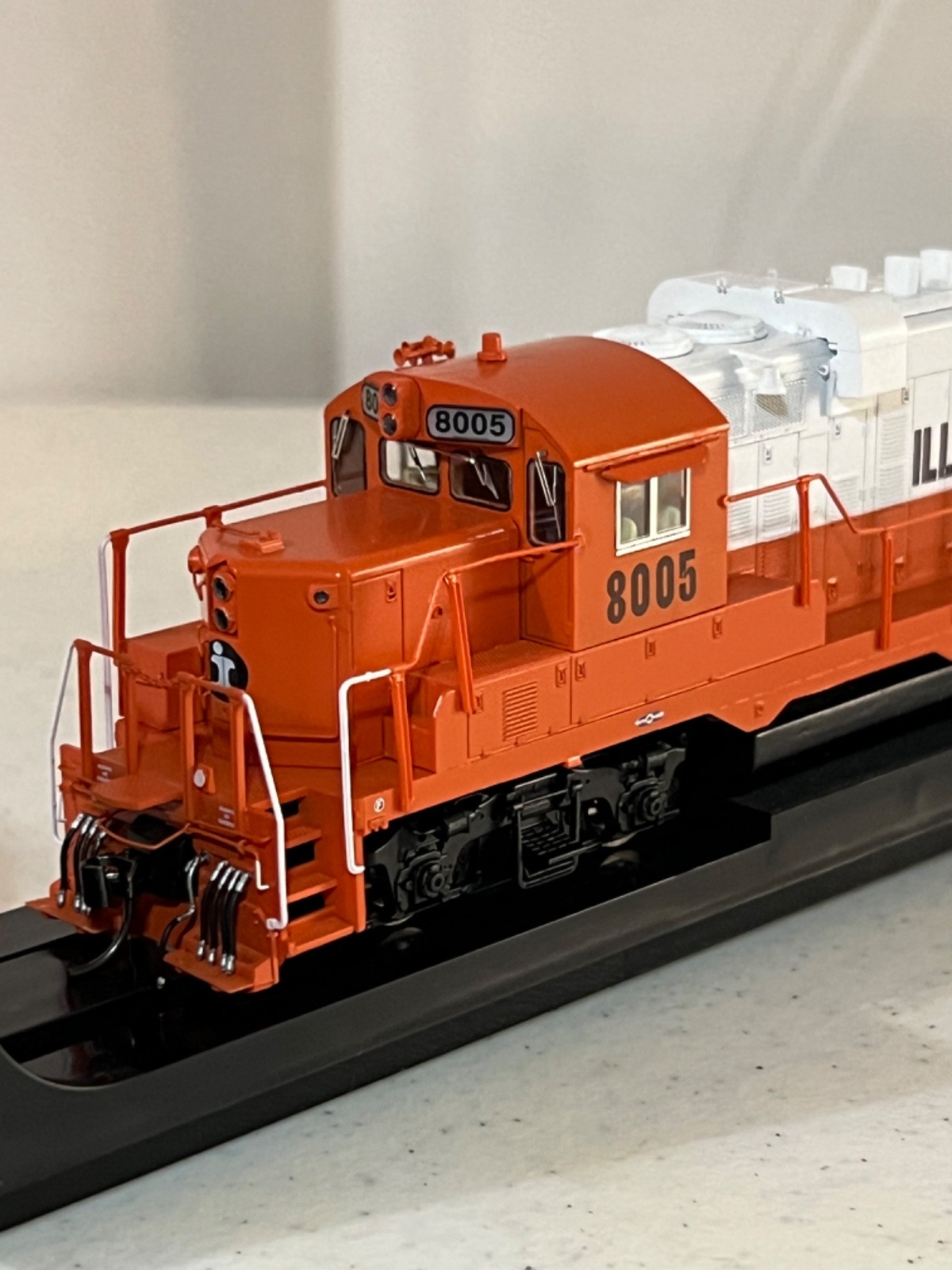 NIB HO Intermountain Illinois Central GP10 with LokSound