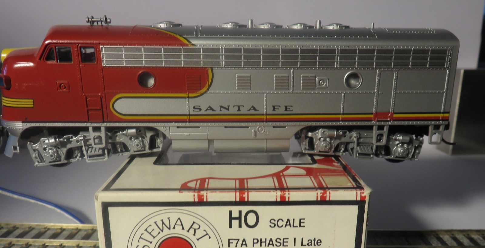 Stewart/Kato HO ATSF Warbonnet F7A DC/DCC, Directional LED Light, Kadee Couplers