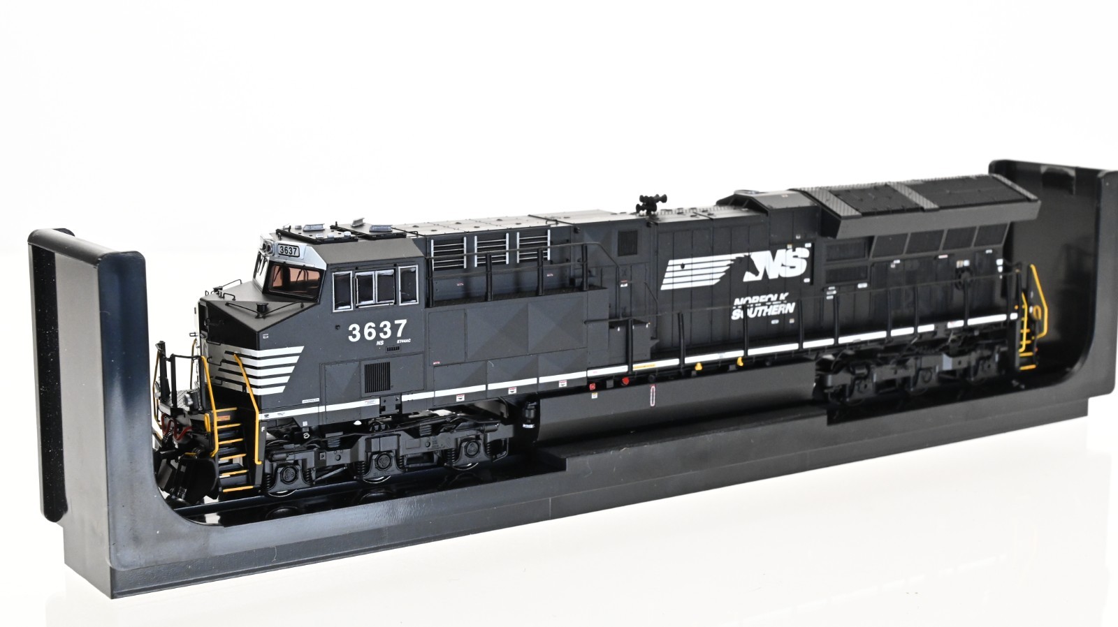 InterMountain ET44AC Norfolk Southern 3637 DCC w/Sound HO scale