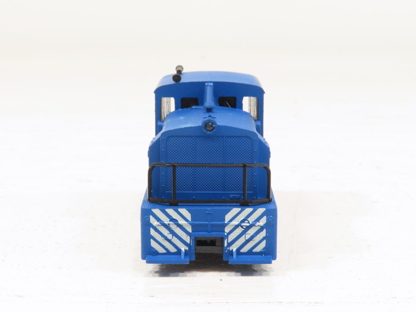 AHM 5001 HO MDT Diesel Conrail Switcher Loco Cab # 8765 LN