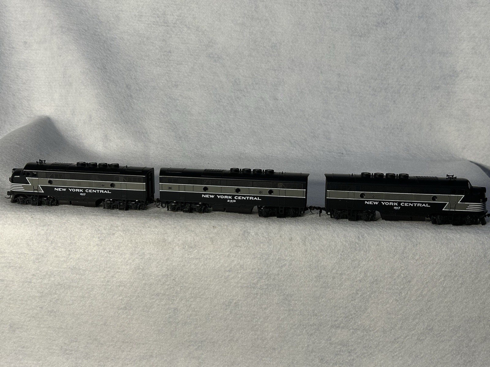 Nice Stewart/KATO NYC RR LIGHTNING STRIPE F-3 A/B/A Set A’s Pwrd./ B Unpwrd. HO