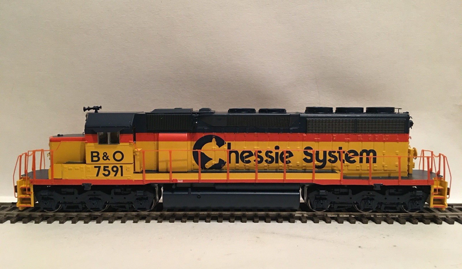HO Athearn RTR 93545 Chessie System SD40 Powered Diesel Locomotive B&O #7591