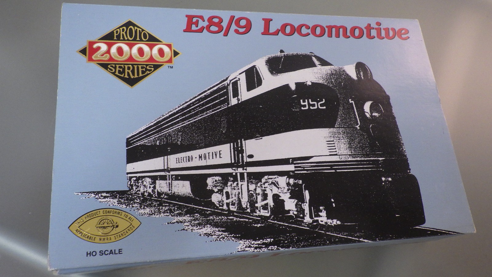 HO-Proto 2000 NYC #4040 E8/9 POWERED Diesel Locomotive in Box #8036 * Runs Slow