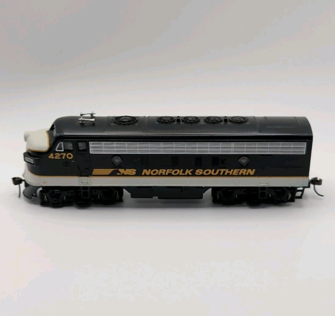 Bachmann 4270 HO Gauge Model Railroad Norfolk Southern Locomotive Caboose 2 Cars