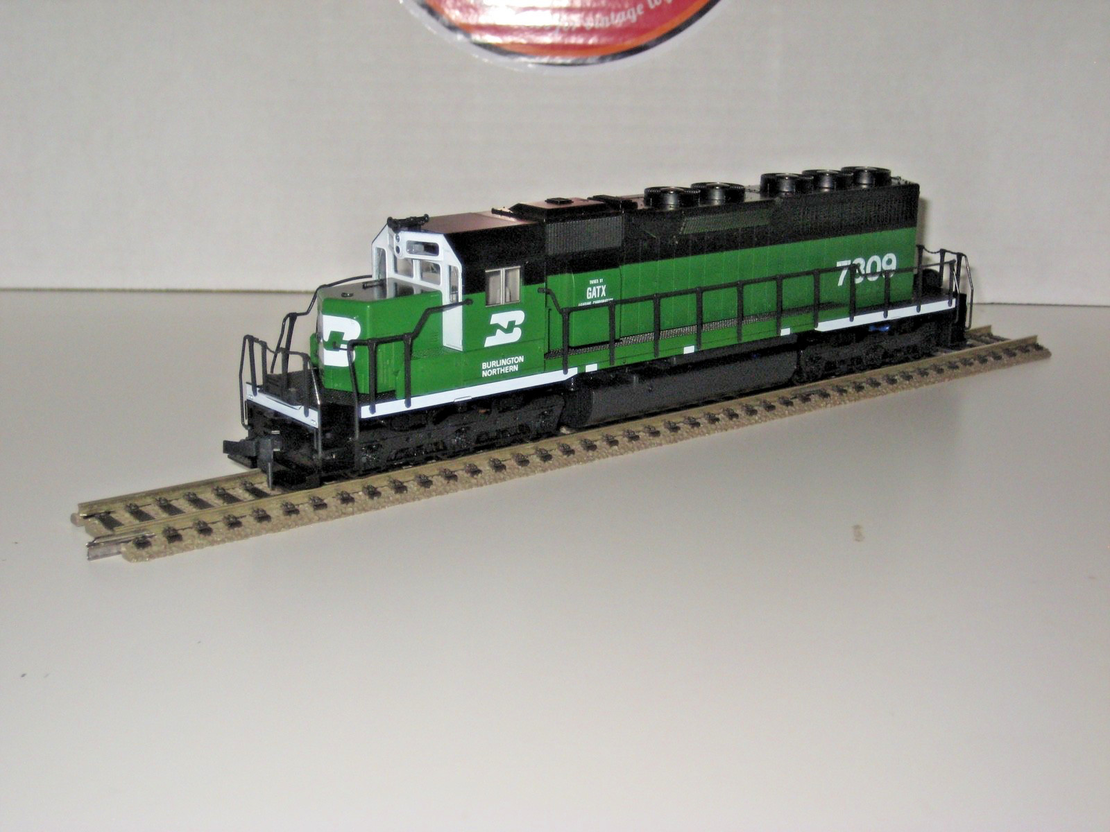 KATO 37-01K HO Scale Burlington Northern (White Cab) EMD SD40 Diesel Engine 7309