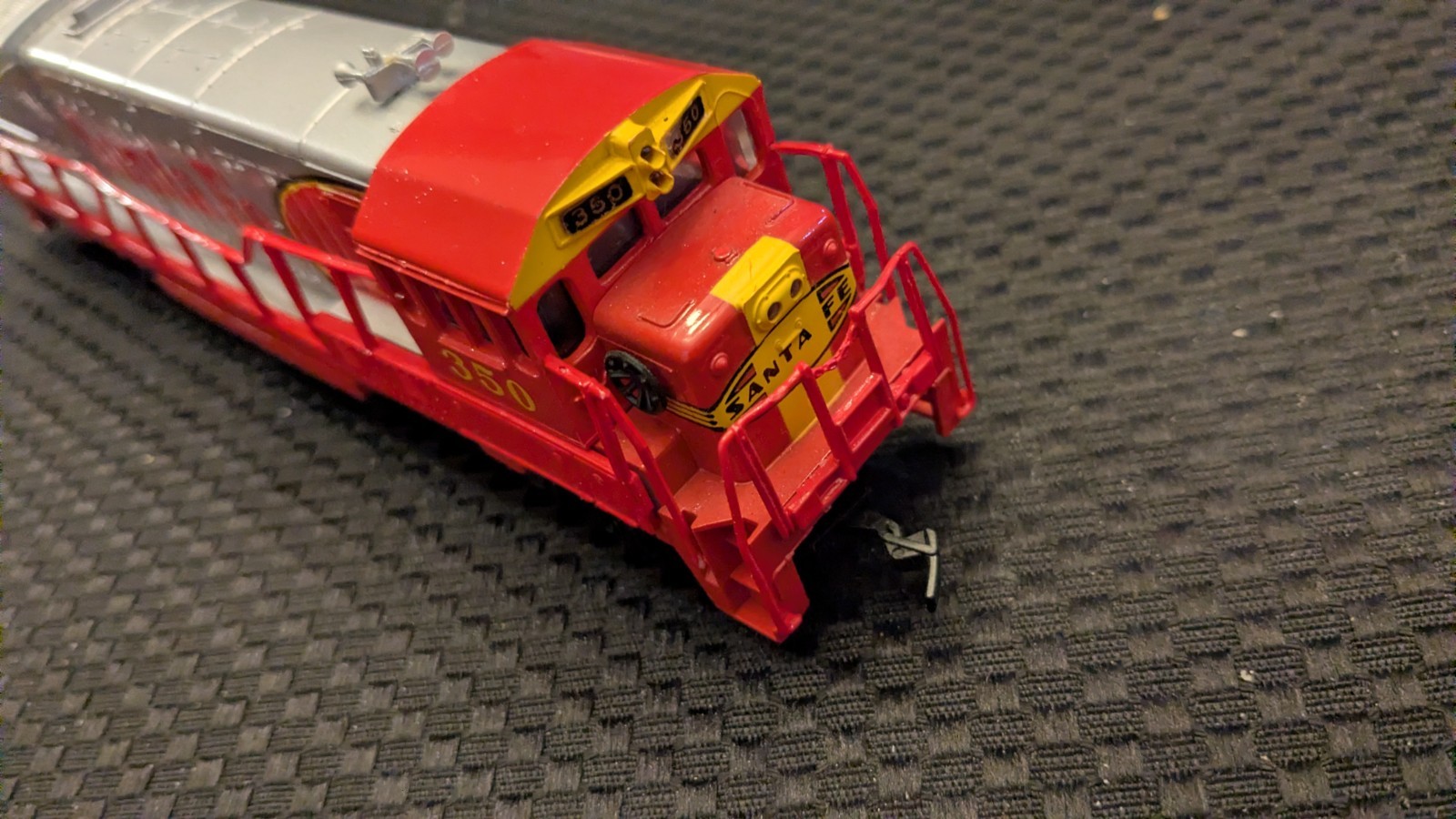 Bachmann HO U33B diesel DUMMY, Santa Fe 350 nice shell