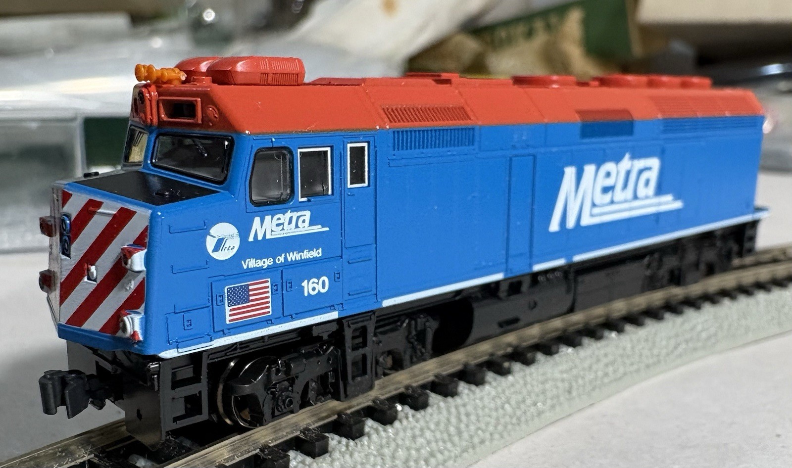 KATO 176-9102 N Scale F40PH Chicago Metra #160 “Village of Winfield” (NOS)