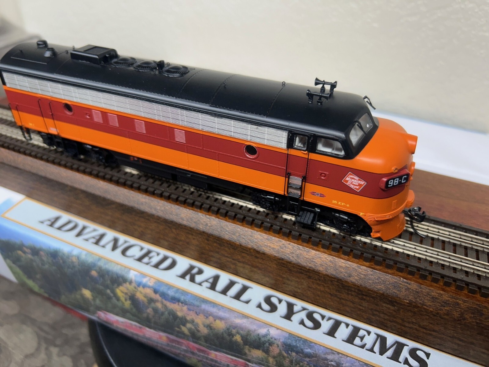 MILWAUKEE ROAD PASSENGER FP7 – A unit 98C – DCC / QUANTUM SOUND HO Scale NEW OOP