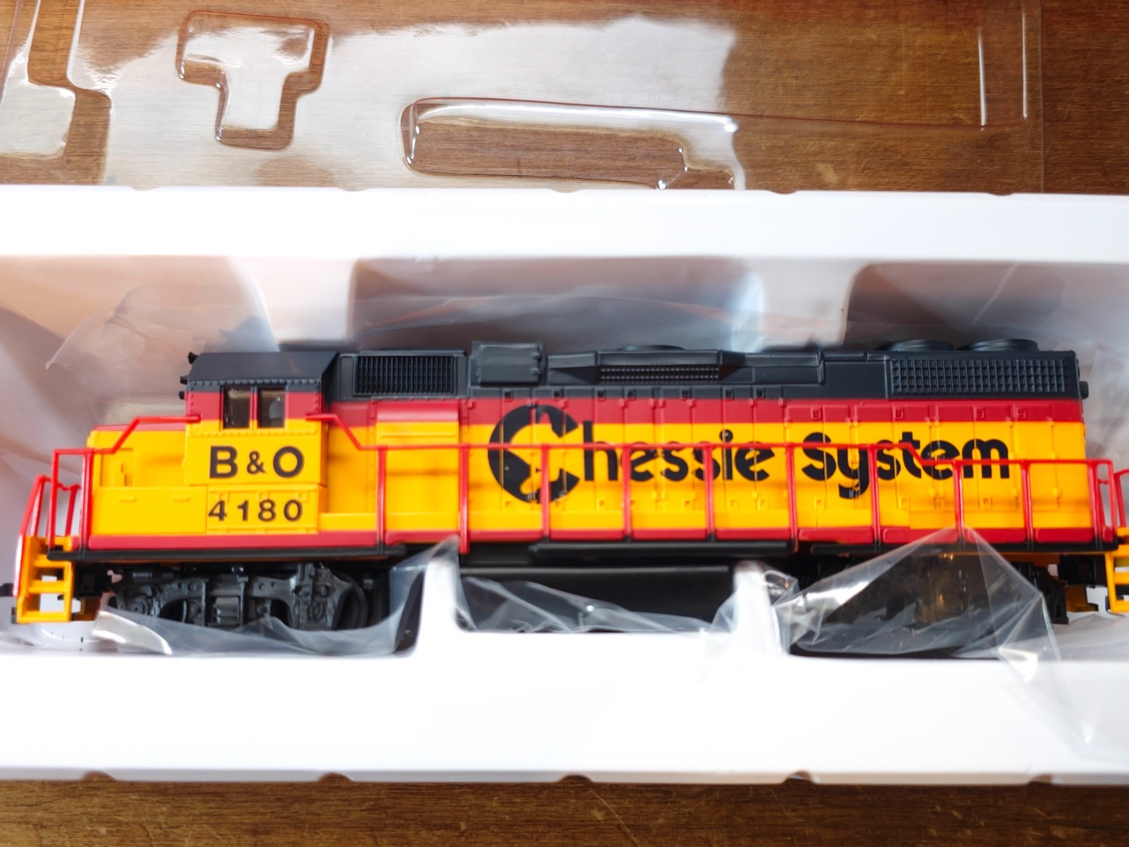 READ Life Like HO Scale 21604 Chessie System GP38 Low Nose Diesel Locomotive Set