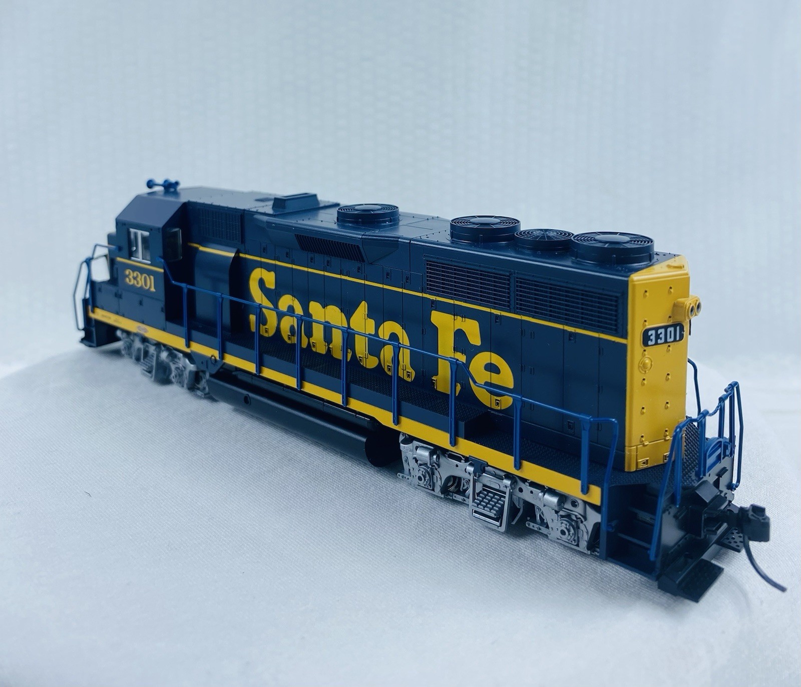 Kato HO Scale 37-3021 with DB EMD GP35 Phase Ia AT&SF Dress Blue 3301 Locomotive