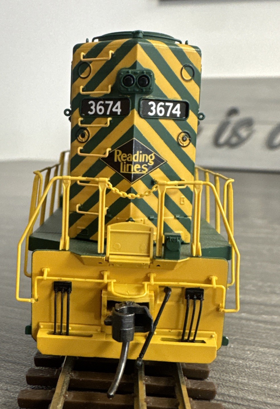 Atlas Master Series Gold HO #10000413 Reading GP40-2 #3674 – DOES NOT RUN!