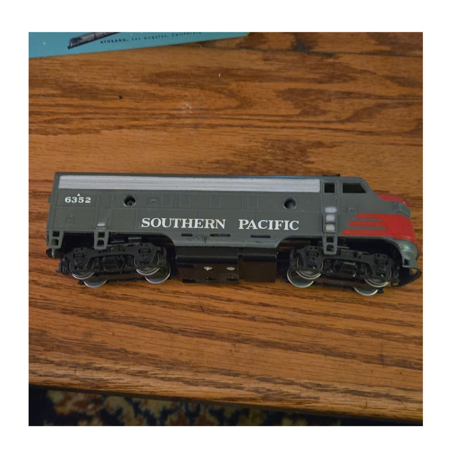 Athearn Southern Pacific 6352 HO Diesel Locomotive Gray Red Black