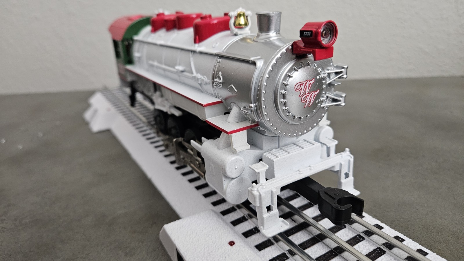 Lionel Christmas WW #1223 LC/BT 0-8-0 Steam Engine w/ Remote & 4 Pieces Of Track