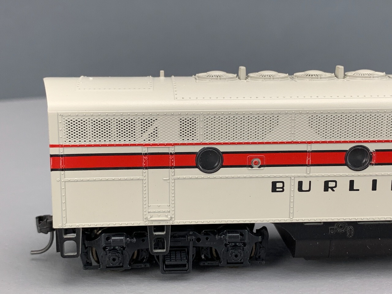 HO Stewart 8221 F3B PH II Locomotive CB&Q Low Fans Powered HO4106