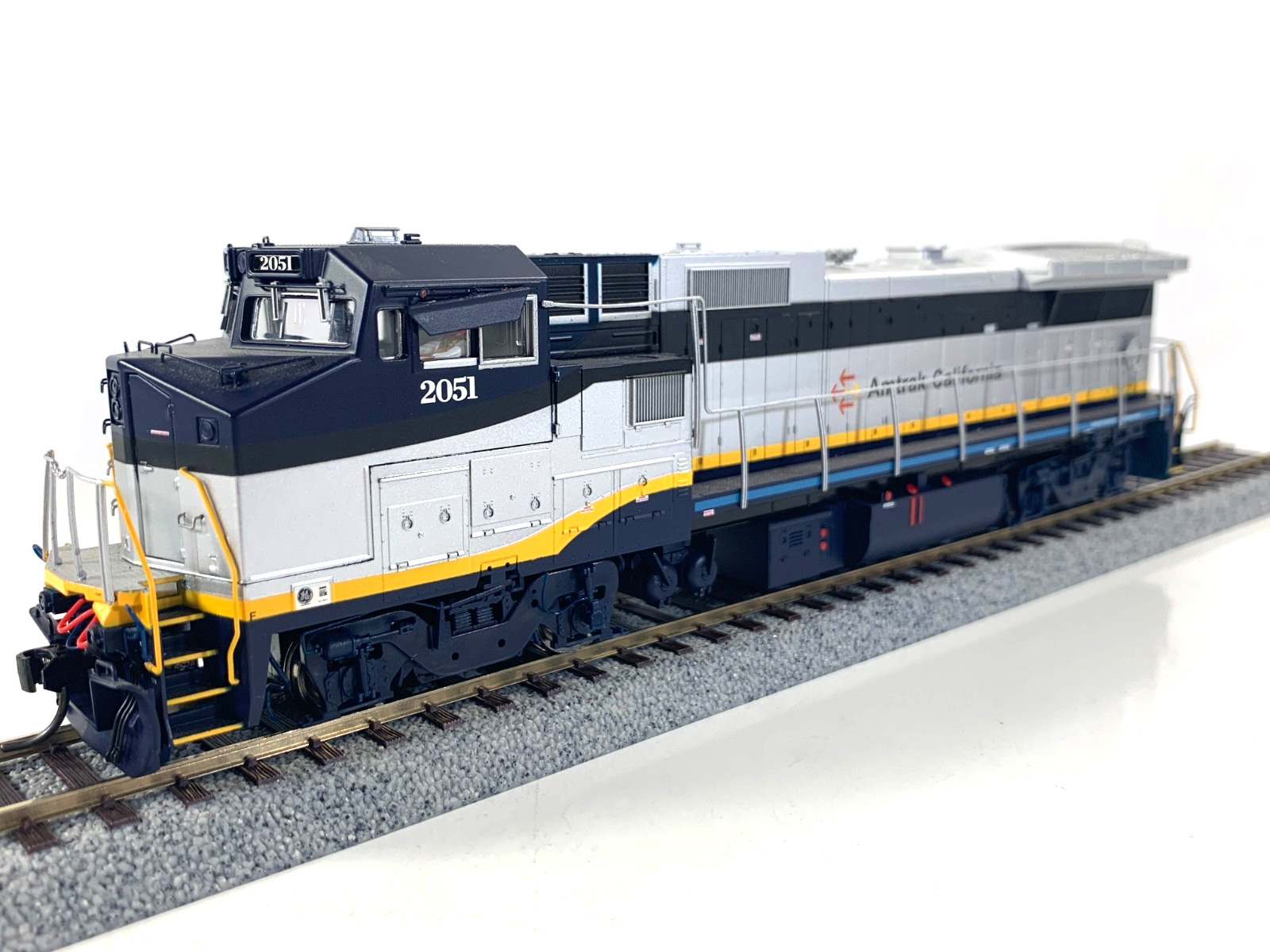 Atlas Master HO 9077 Amtrak California Dash 8-32BW Locomotive #2051