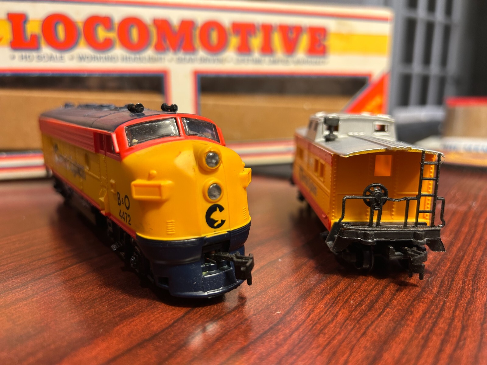 Life Like Chessie System B&O HO Scale Locomotive 4472 & Caboose 1872 Combo Pack
